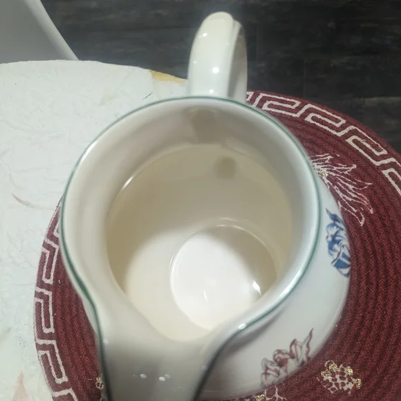 Tiffany Tulips Pattern water pitcher. - Picture 7 of 7